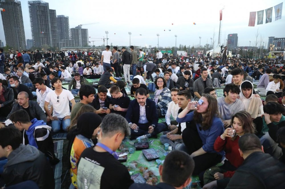 Bakan Kurum 2023'te ilk defa oy kullanacak binlerce yeni seçmenle iftar sofrasında buluştu