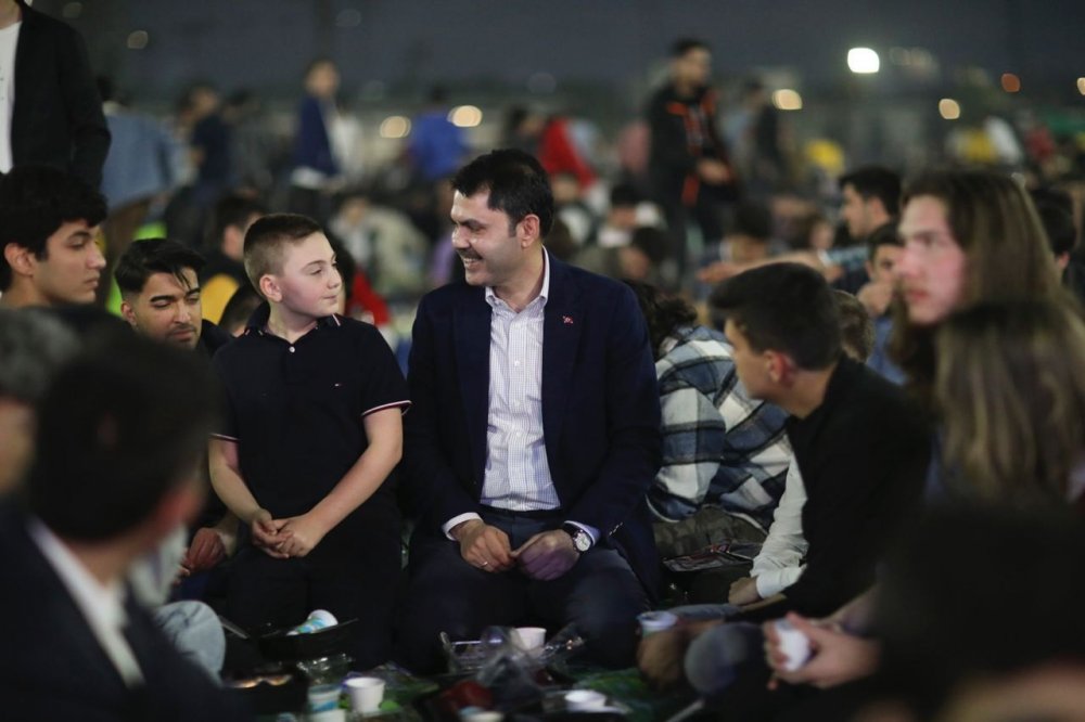 Bakan Kurum 2023'te ilk defa oy kullanacak binlerce yeni seçmenle iftar sofrasında buluştu