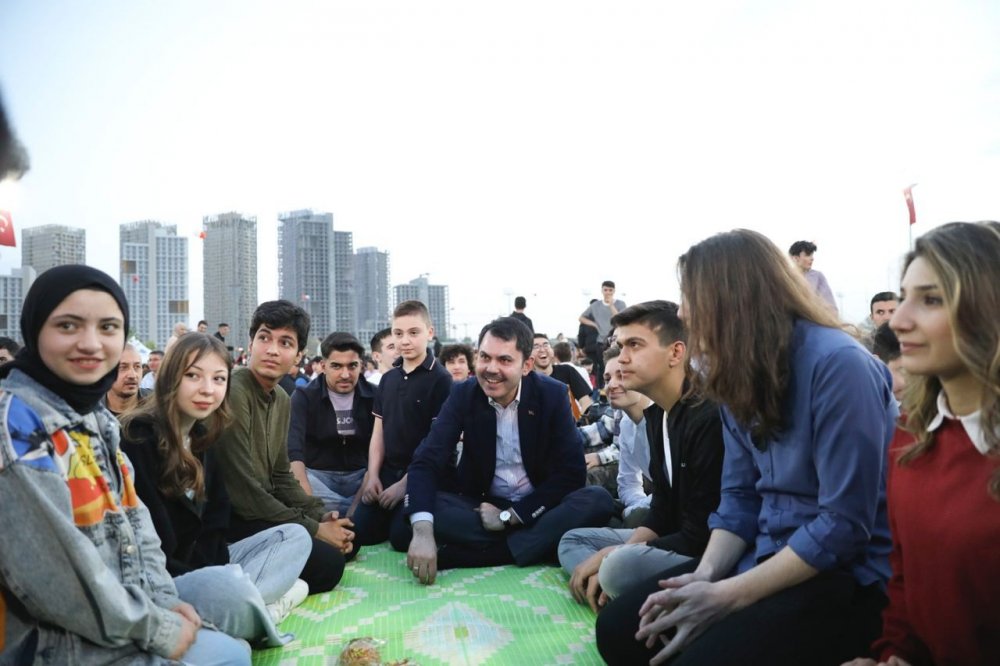 Bakan Kurum 2023'te ilk defa oy kullanacak binlerce yeni seçmenle iftar sofrasında buluştu