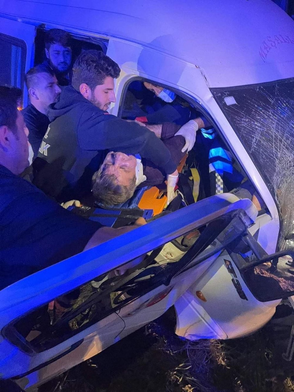 Kontrolden çıkan minibüs karşı şeride geçip şarampole devrildi! 12 yaralı