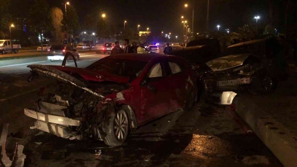 Otomobil park halindeki 4 araca çarptı! Kaan Umut Yiğit ve Emir Karayatlar yaralandı