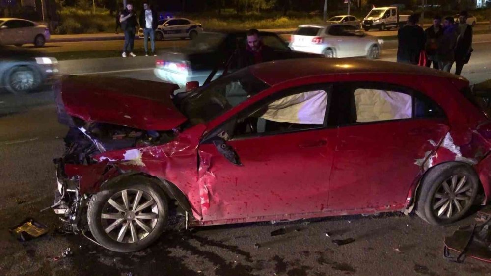 Otomobil park halindeki 4 araca çarptı! Kaan Umut Yiğit ve Emir Karayatlar yaralandı