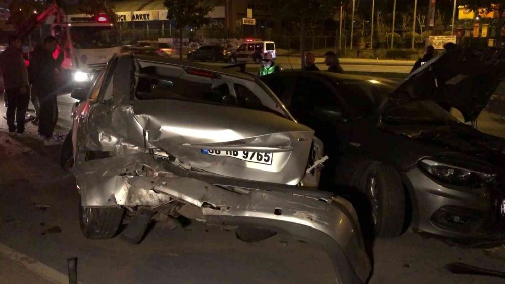 Otomobil park halindeki 4 araca çarptı! Kaan Umut Yiğit ve Emir Karayatlar yaralandı