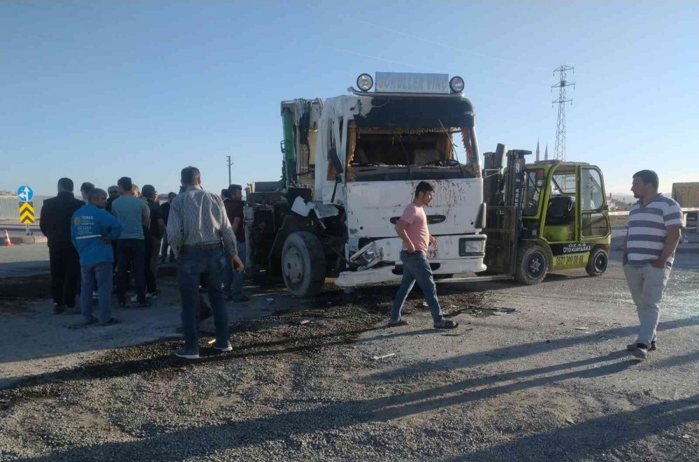 Konya Meram'da iftar vakti can pazarı! Vinçle işçi servi çarpıştı: 18 yaralı