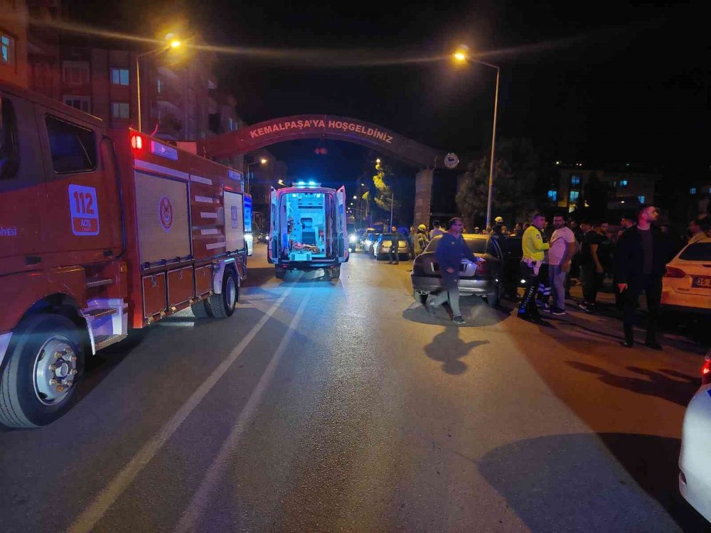 İzmir Kemalpaşa'da iki otomobil çarpıştı! 2’si çocuk 6 yaralı