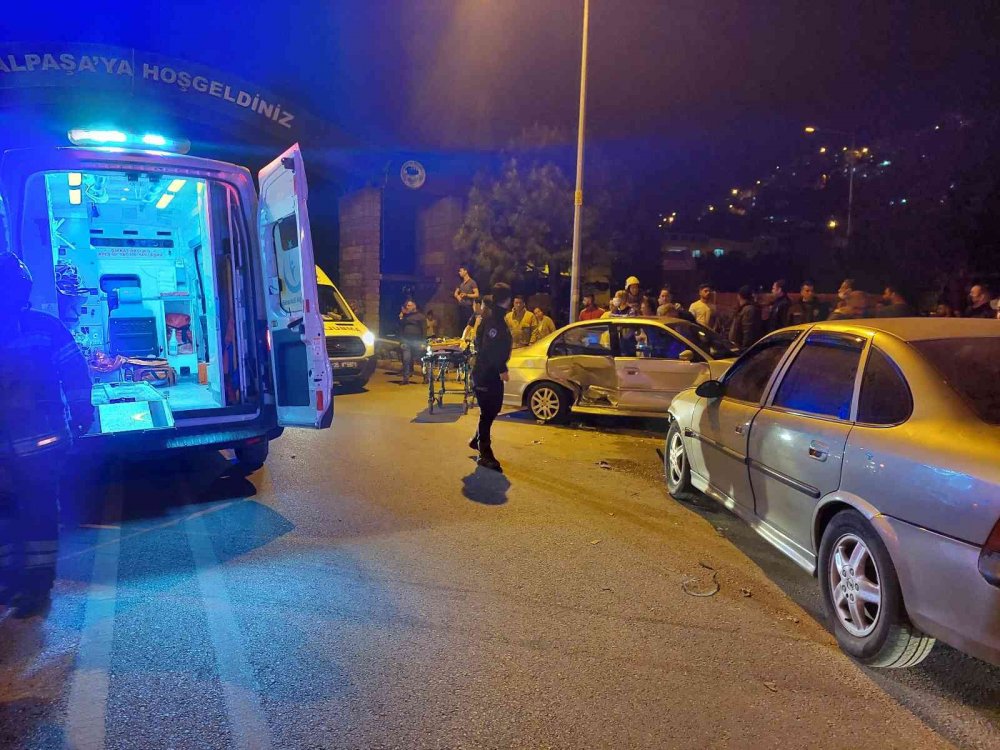 İzmir Kemalpaşa'da iki otomobil çarpıştı! 2’si çocuk 6 yaralı