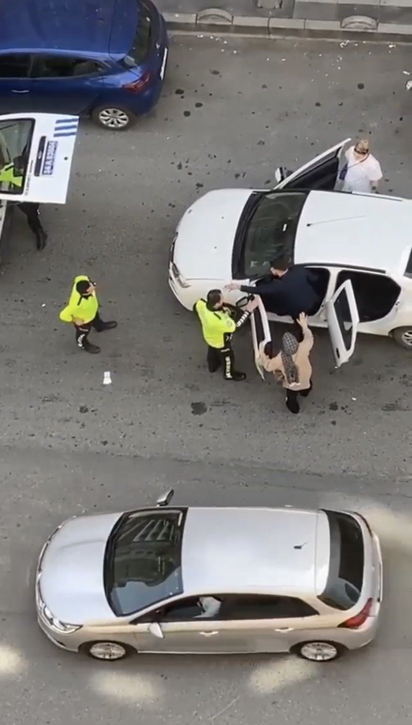 Trafikte telefonla konuşurken yakalandı polisi evinden almakla tehdit etti