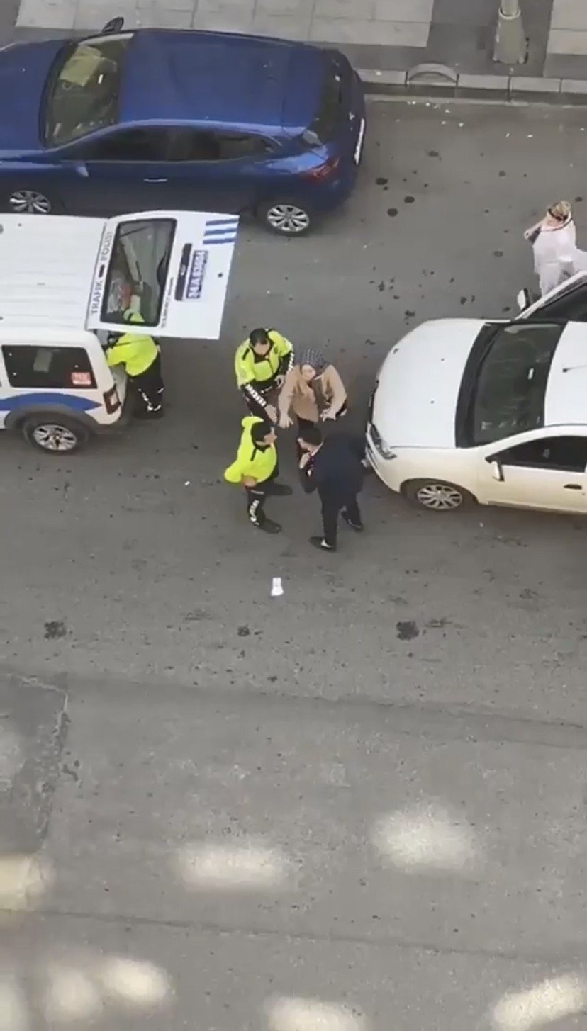 Trafikte telefonla konuşurken yakalandı polisi evinden almakla tehdit etti