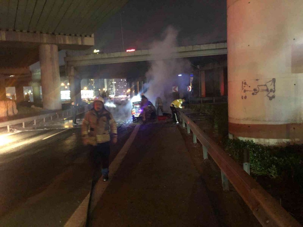 İçinde 2 bebek olan otomobil alev alev yandı... Aile şoka girdi