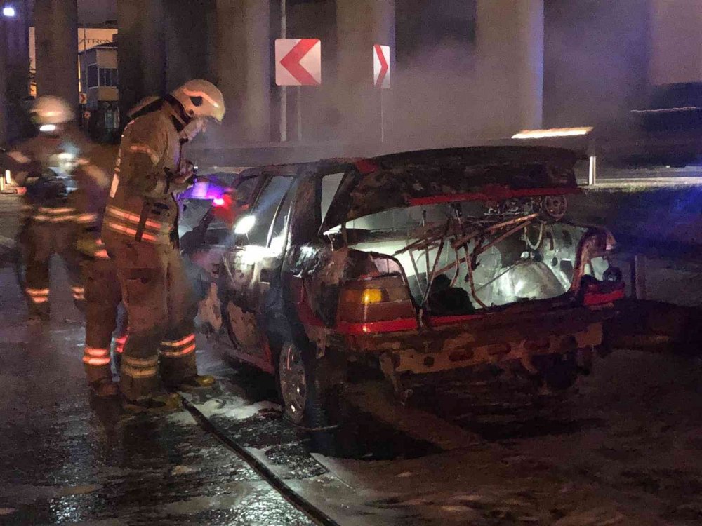 İçinde 2 bebek olan otomobil alev alev yandı... Aile şoka girdi