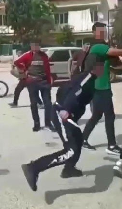 Okul önünde dehşet anları... 14 yaşındaki şahıs bir liseli genci defalarca kez bıçakladı