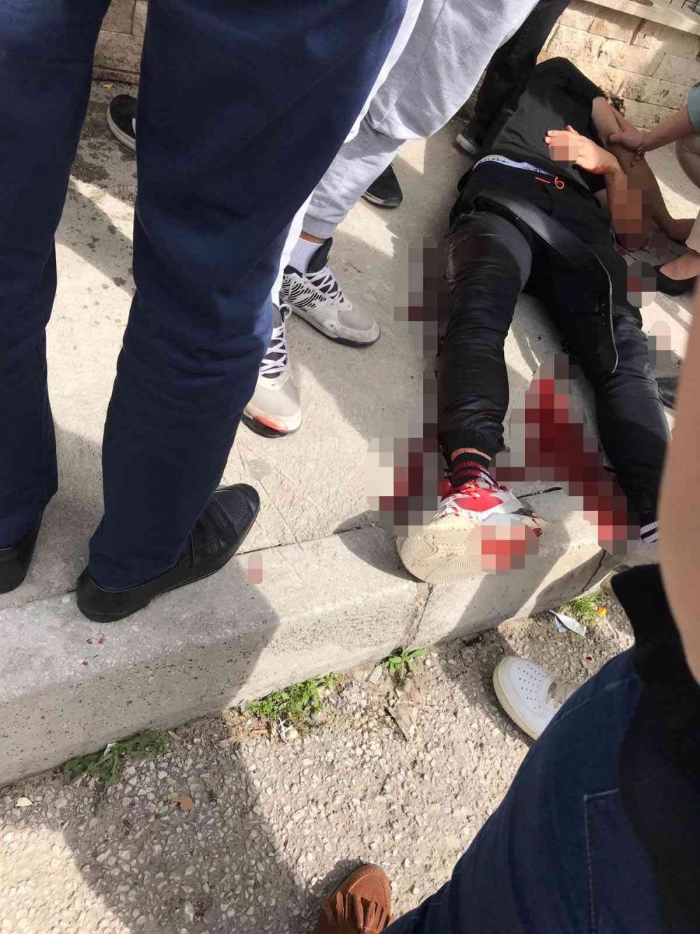 Okul önünde dehşet anları... 14 yaşındaki şahıs bir liseli genci defalarca kez bıçakladı