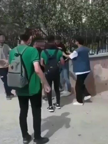 Okul önünde dehşet anları... 14 yaşındaki şahıs bir liseli genci defalarca kez bıçakladı