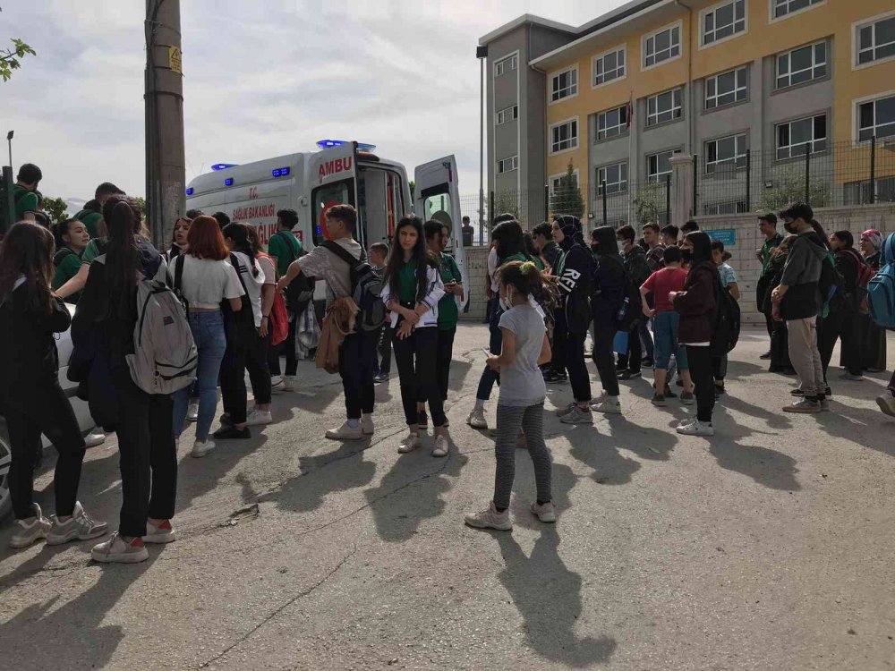 Okul önünde dehşet anları... 14 yaşındaki şahıs bir liseli genci defalarca kez bıçakladı