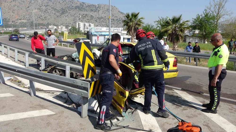 Ticari taksi ortadan ikiye bölündü, genç sürücü olay yerinde hayatını kaybetti
