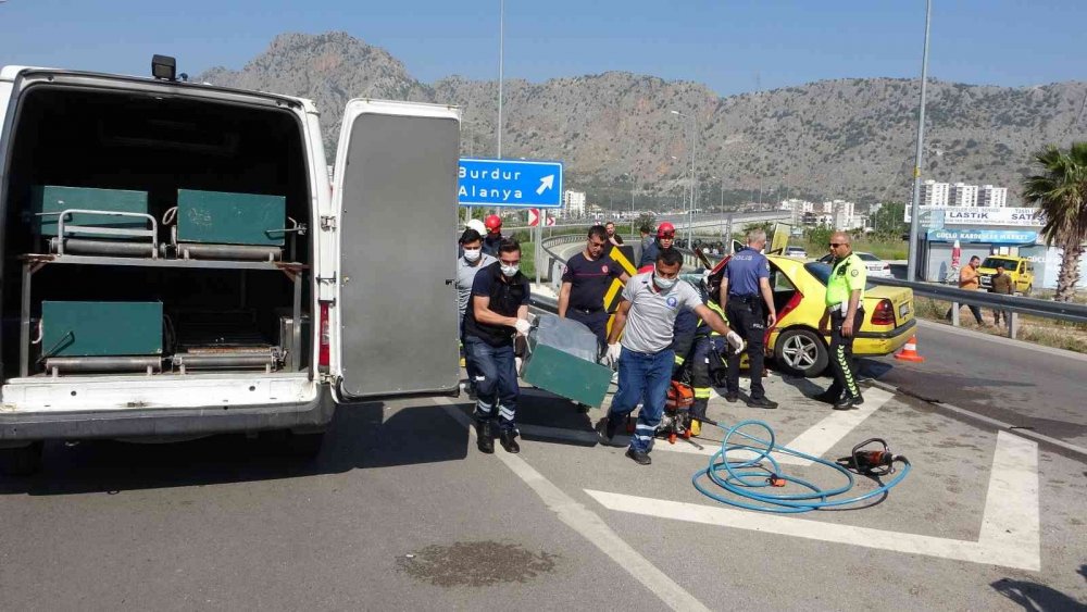 Ticari taksi ortadan ikiye bölündü, genç sürücü olay yerinde hayatını kaybetti