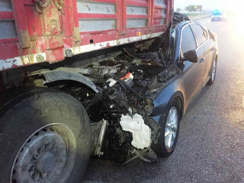 Tomruk yüklü tıra arkadan çarpan sürücü ağır yaralı olarak kurtuldu