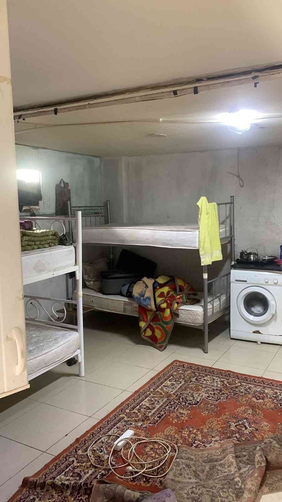 Şebekeler böyle çalışıyor Esnaf dükkanından kaçak göçmen evine geçiş