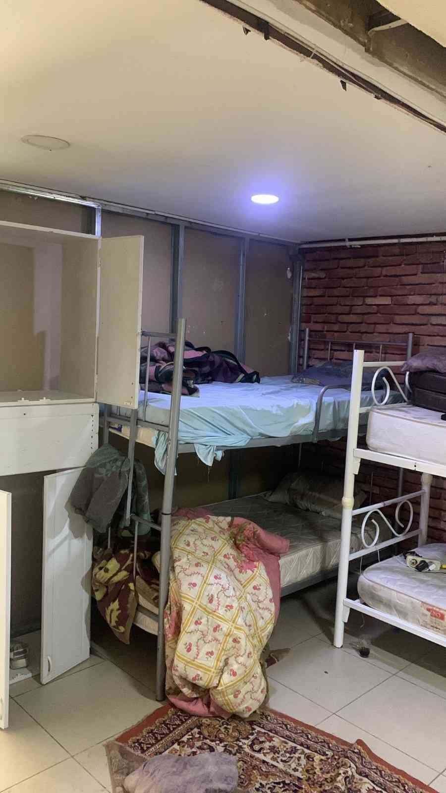 Şebekeler böyle çalışıyor: Esnaf dükkanından kaçak göçmen evine geçiş yapmışlar