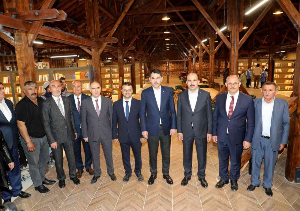 Bakan Kurum Konya'da TMO deposundan dönüştürülen kitap kafeyi inceledi