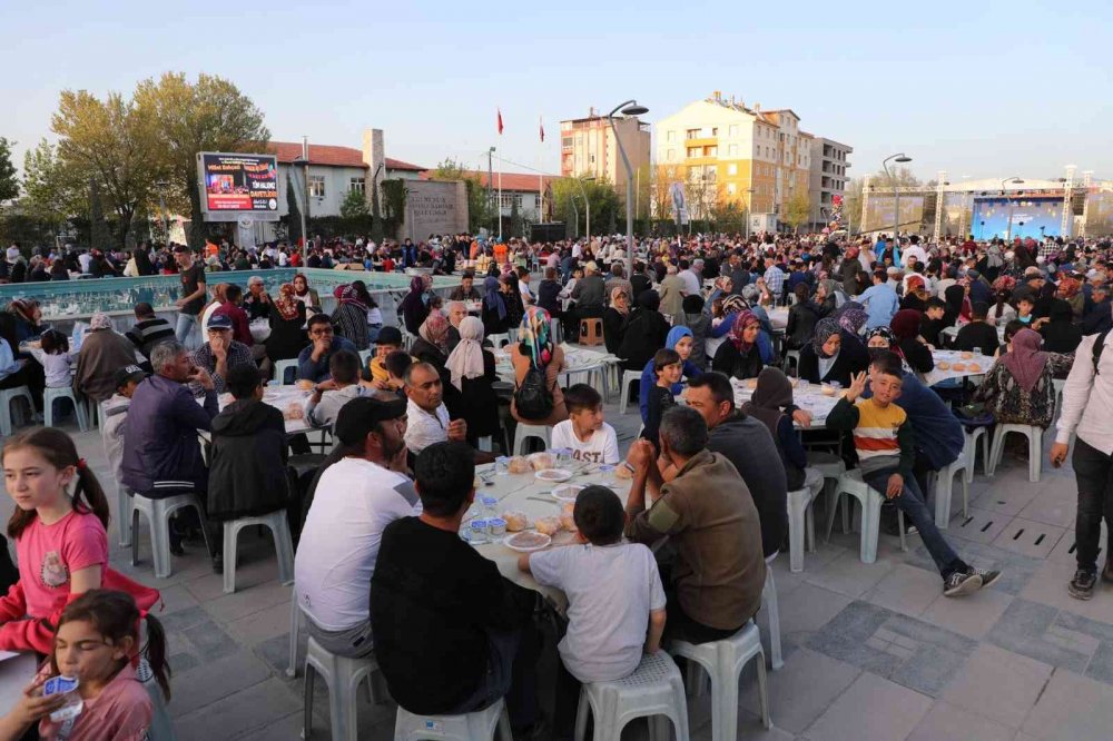 Bakan Kurum Konya'dan meydan okudu: Bu millete ve seçtiği liderine kimse parmak sallayamaz!