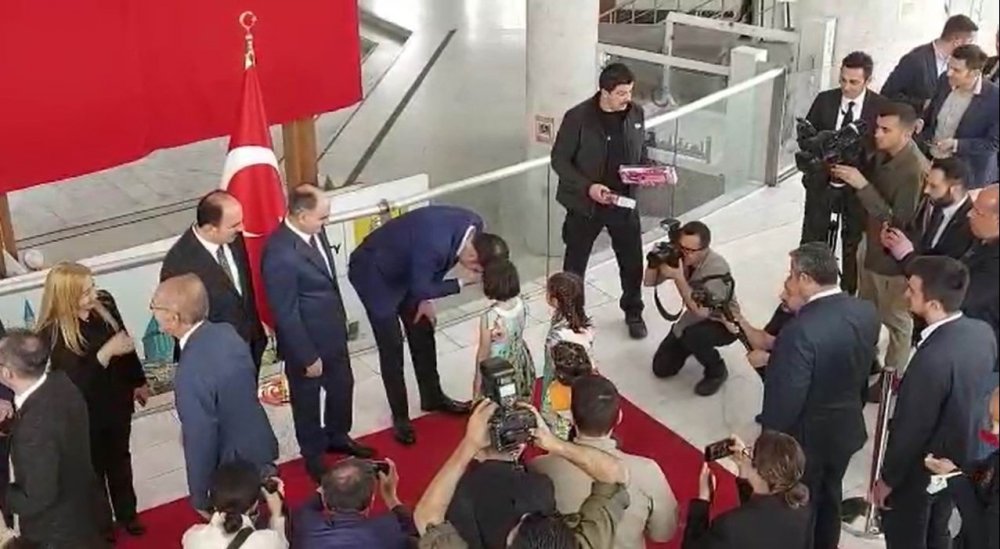 Konya protokolü bayramlaştı! Bakan Kurum 7 yaşındaki Zeliha’nın elini neden öptü?