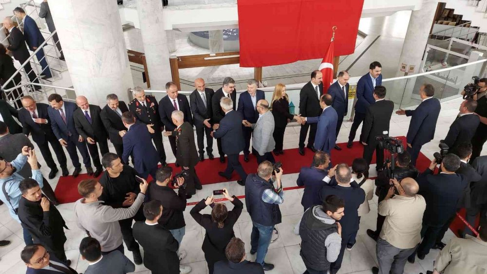 Konya protokolü bayramlaştı! Bakan Kurum 7 yaşındaki Zeliha’nın elini neden öptü?