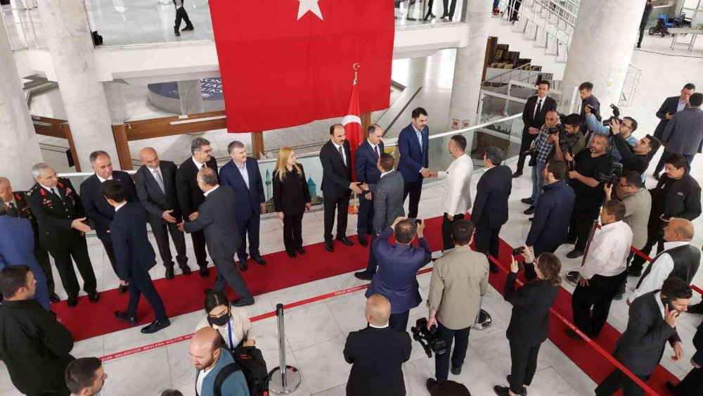 Konya protokolü bayramlaştı! Bakan Kurum 7 yaşındaki Zeliha’nın elini neden öptü?