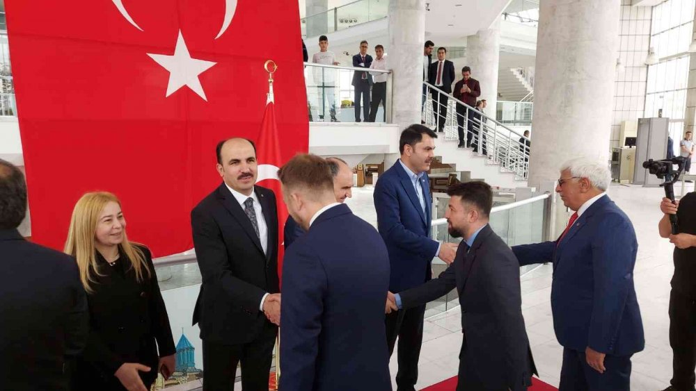 Konya protokolü bayramlaştı! Bakan Kurum 7 yaşındaki Zeliha’nın elini neden öptü?