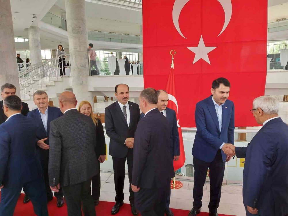 Konya protokolü bayramlaştı! Bakan Kurum 7 yaşındaki Zeliha’nın elini neden öptü?