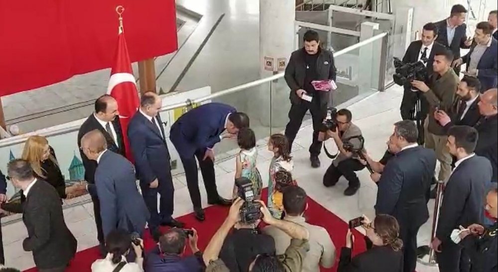 Konya protokolü bayramlaştı! Bakan Kurum 7 yaşındaki Zeliha’nın elini neden öptü?
