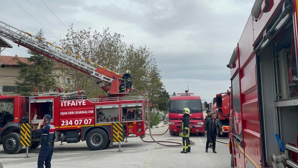 Şehir bayram günü dumana boğuldu! Battaniye fabrikasında yangın