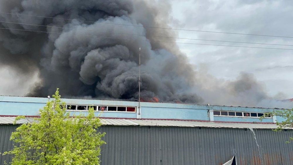 Şehir bayram günü dumana boğuldu! Battaniye fabrikasında yangın