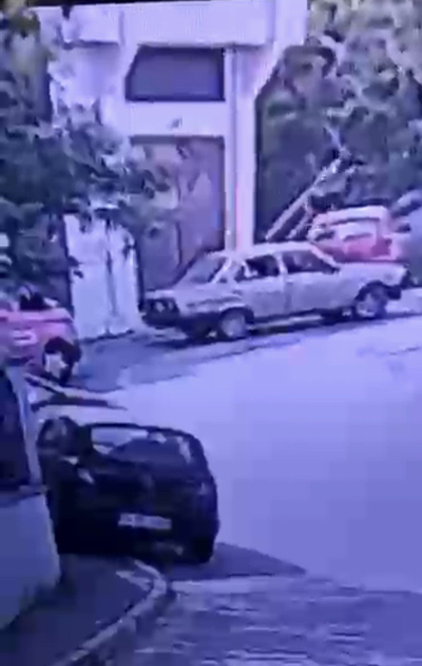 Seraya giren hırsızlar tırmandıkları 7 bin liralık merdiveni de çaldı! Kıskıvrak yakalanıp serbest kaldılar