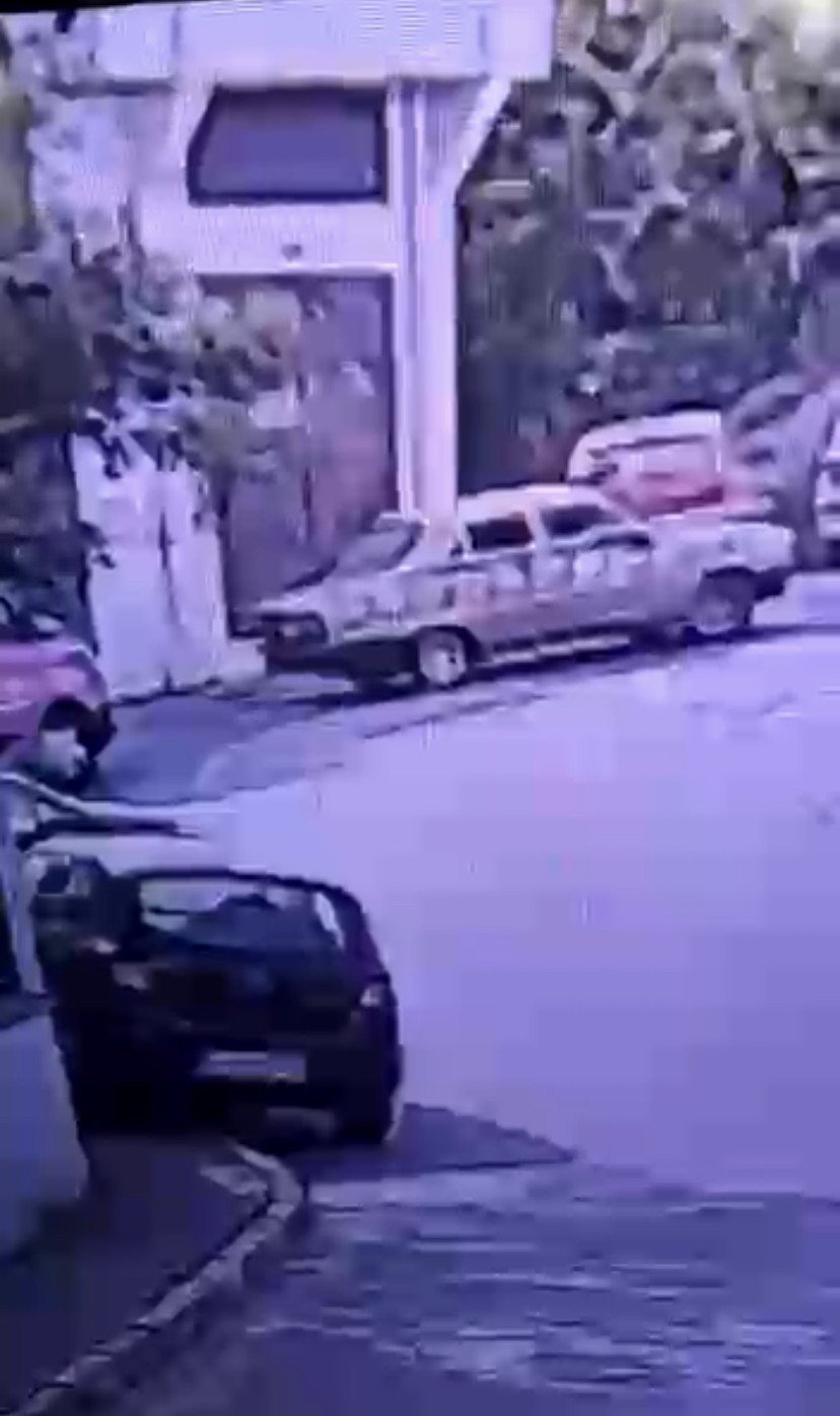 Seraya giren hırsızlar tırmandıkları 7 bin liralık merdiveni de çaldı! Kıskıvrak yakalanıp serbest kaldılar