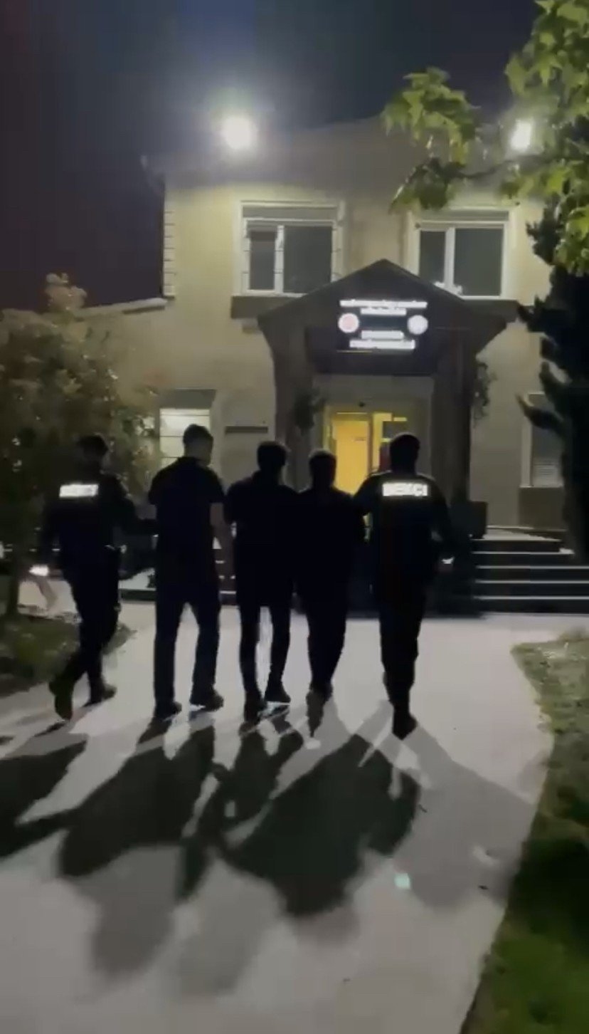 Seraya giren hırsızlar tırmandıkları 7 bin liralık merdiveni de çaldı! Kıskıvrak yakalanıp serbest kaldılar