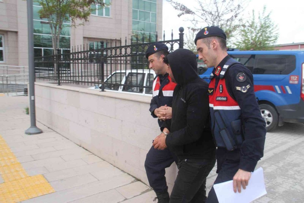 Konya Hüyük'te evinde 2 kilo esrarla yakalanan zehir taciri tutuklandı