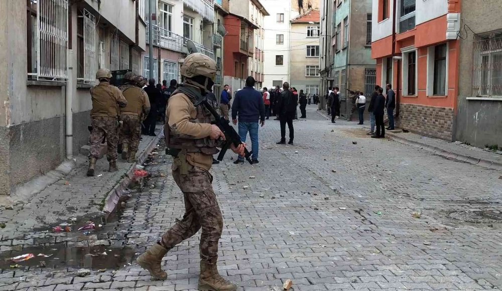 Konya'da bayram olaylı bitti! Dünürlerin silahlı sopalı kavgasında 1'i çocuk 2 yaralı