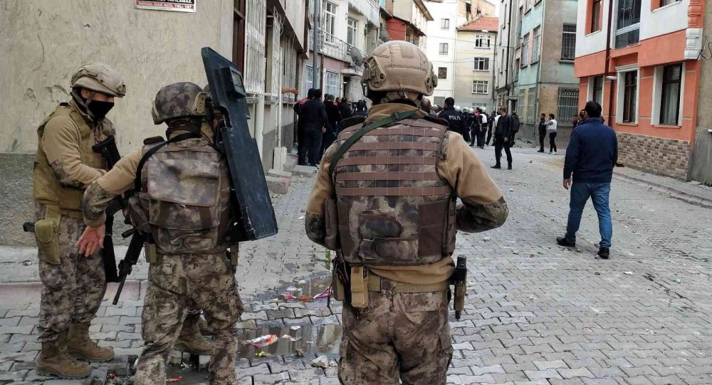 Konya'da bayram olaylı bitti! Dünürlerin silahlı sopalı kavgasında 1'i çocuk 2 yaralı