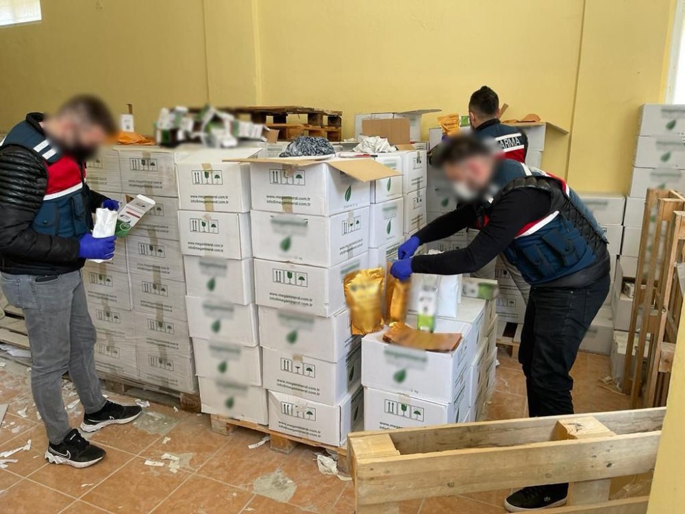 Bu da sahte gübre çetesi... Ünlü markanın ambalajlarına doldurup satıyorlardı... 112 ton yakalandı