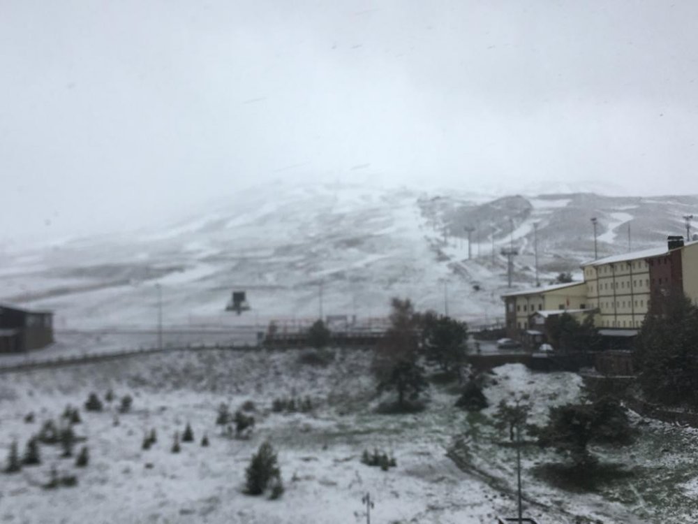 Kayseri'ye kar yağdı! Erciyes Mayıs'ta beyaza bütündü