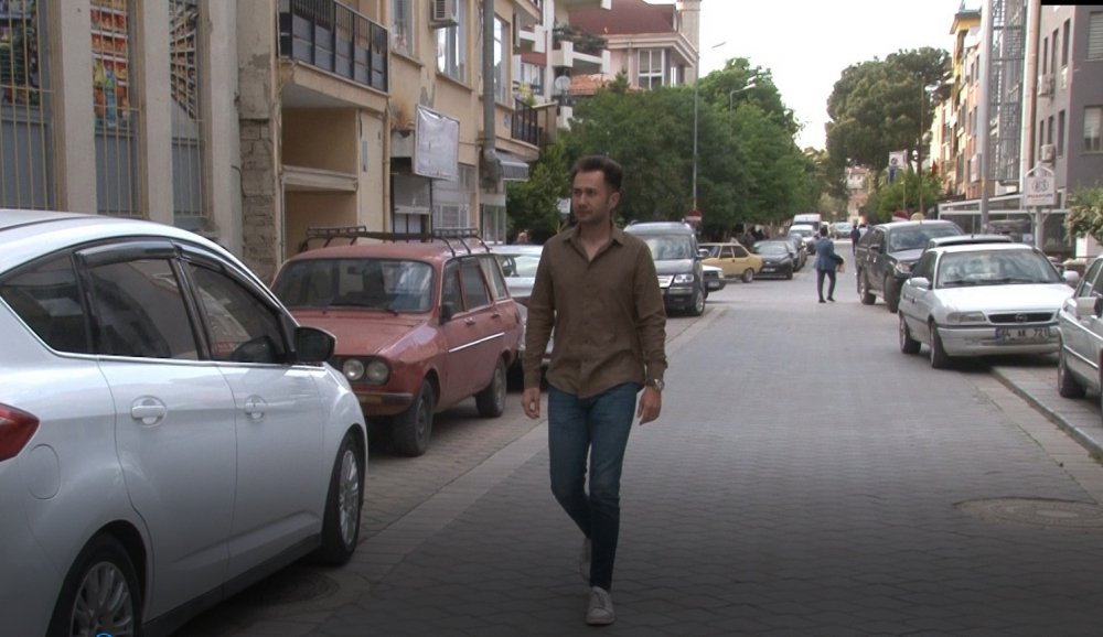 Böyle hırsızlık yöntemi görülmedi... Hırsızlık yapmak için üşenmeden sırtında taşıyıp getirdi