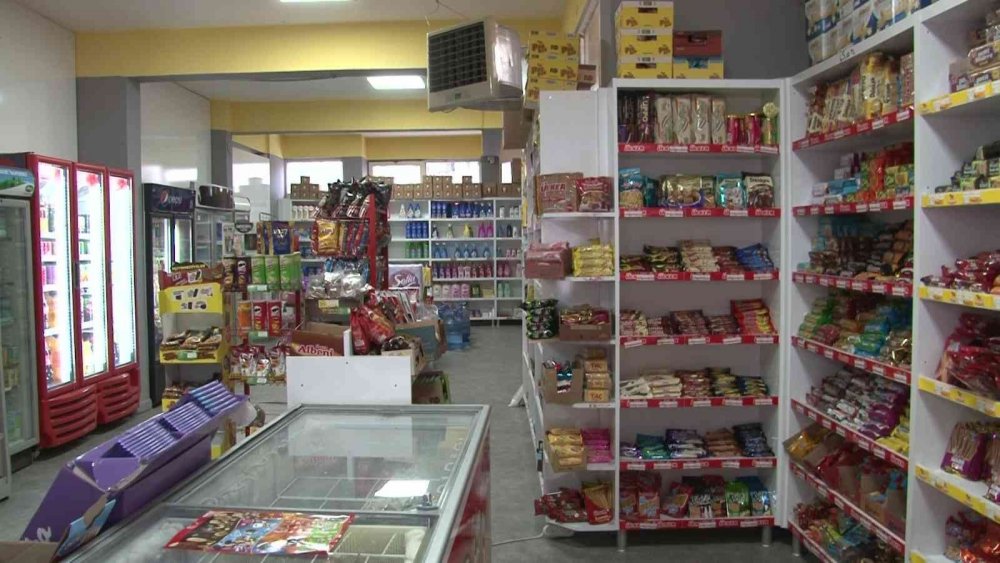 Böyle hırsızlık yöntemi görülmedi... Hırsızlık yapmak için üşenmeden sırtında taşıyıp getirdi