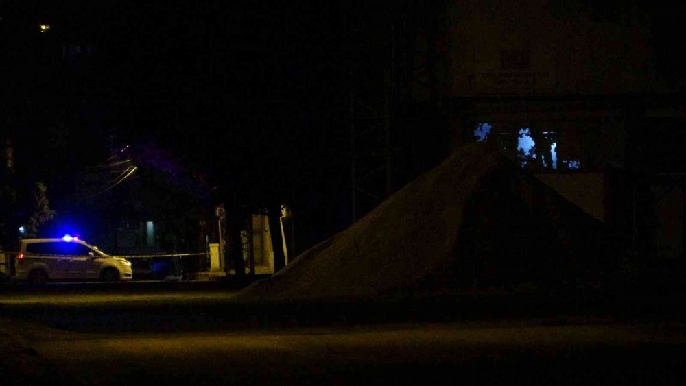 Gaziantep’te alev alev yanan kimyasal madde paniğe neden oldu! Suyla sönmedi 3 ton mucur döküldü