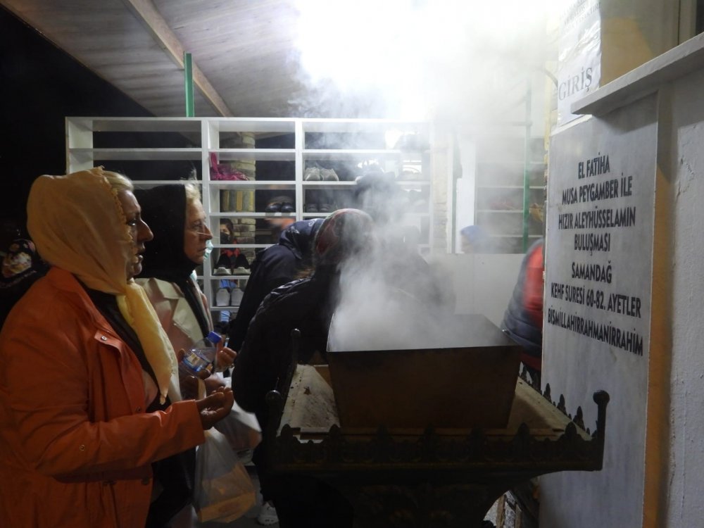Bugün Hıdırellez ve Hatay'da bulunan Hazreti Hızır Türbesi ziyaretçi akınına uğradı