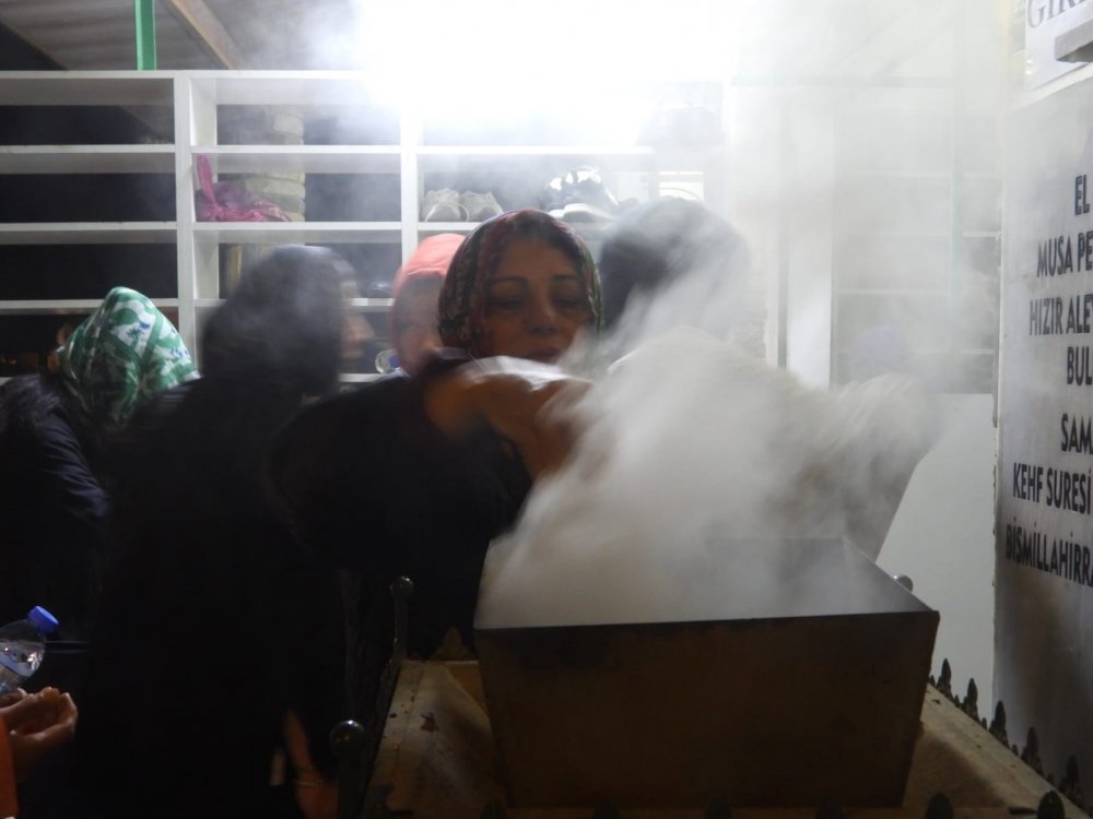 Bugün Hıdırellez ve Hatay'da bulunan Hazreti Hızır Türbesi ziyaretçi akınına uğradı