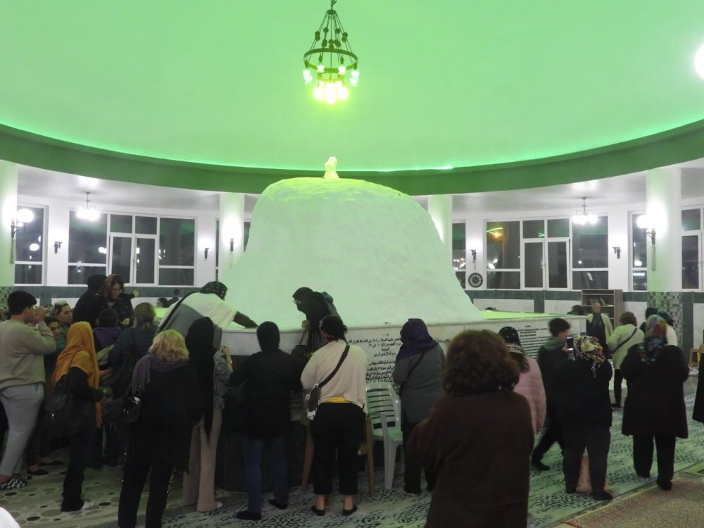 Bugün Hıdırellez ve Hatay'da bulunan Hazreti Hızır Türbesi ziyaretçi akınına uğradı