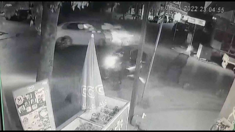 Kafa kafaya çarpışan otomobillerden biri dükkana daldı! 1'i hamile 3 yaralı