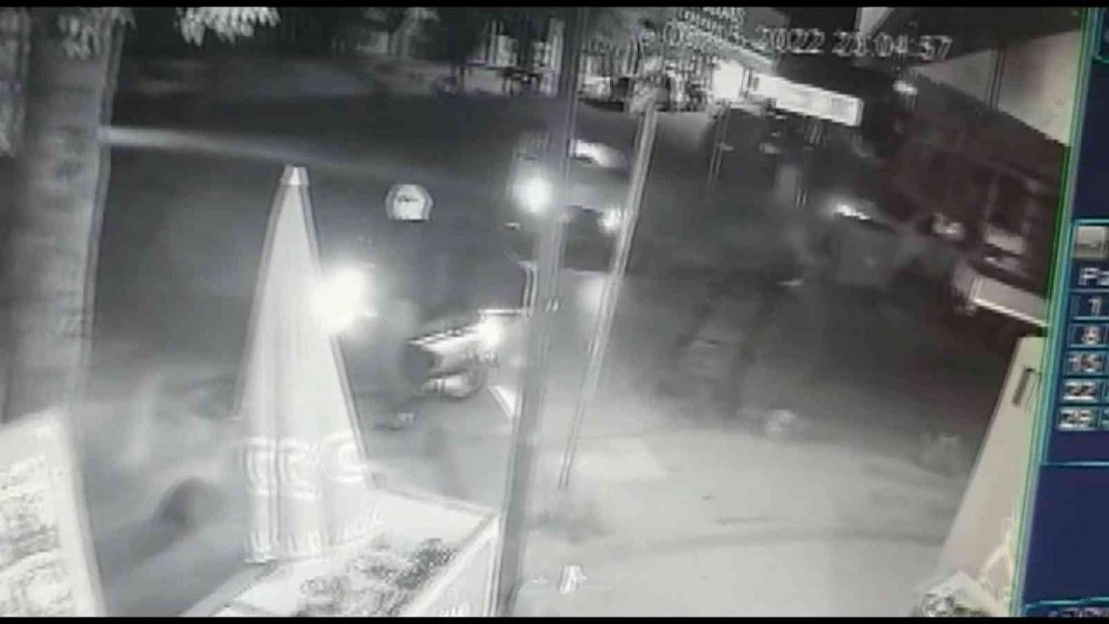 Kafa kafaya çarpışan otomobillerden biri dükkana daldı! 1'i hamile 3 yaralı