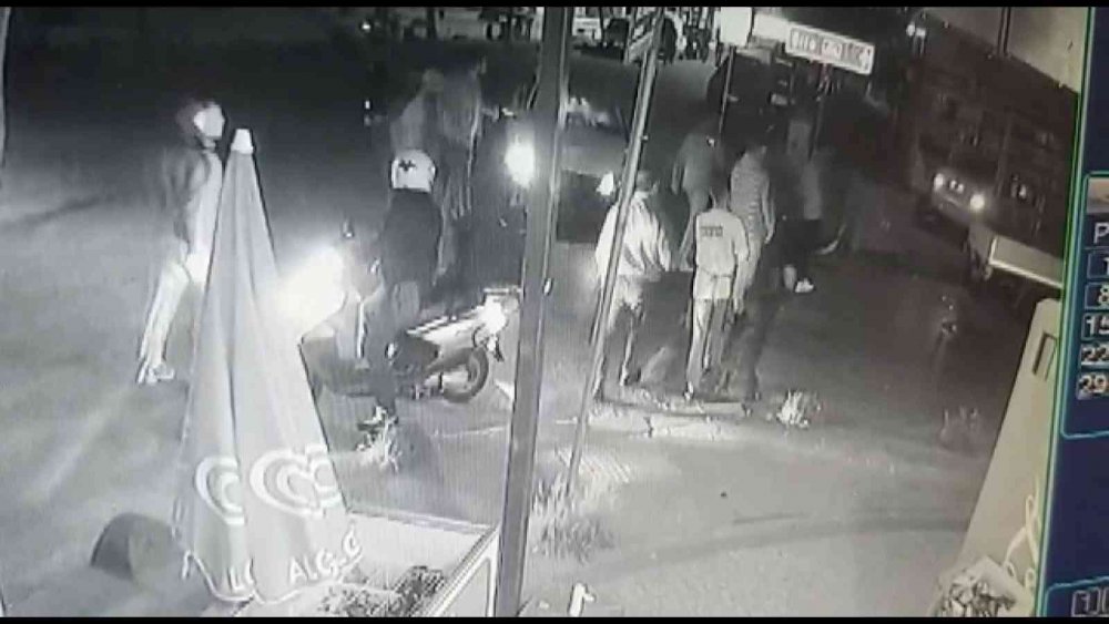 Kafa kafaya çarpışan otomobillerden biri dükkana daldı! 1'i hamile 3 yaralı